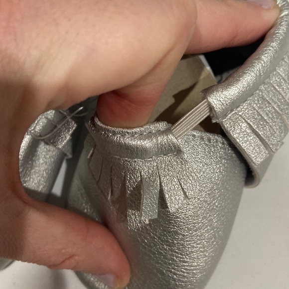 Romirus baby shoes Baby Moccasins fringe NWT silver 0-6 months size 1 - Picture 6 of 10